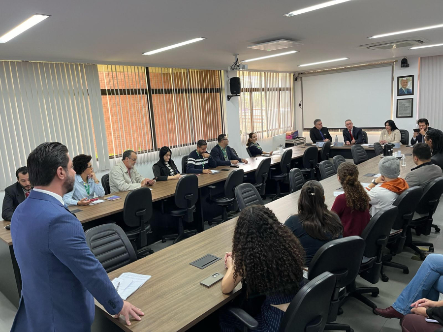 Estudantes do curso de Direito da Faculdade Uningá participaram, na manhã desta terça-feira (3), de uma atividade acadêmica no Plenarinho da Câmara Municipal de Maringá. Eles acompanharam a reunião da Comissão de Constituição e Justiça (CCJ), presidida pelo vereador Flávio Mantovani.